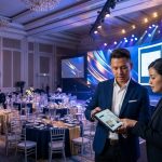 Tim manajemen produksi sedang mempersiapkan panggung acara dari EO Jakarta profesional.